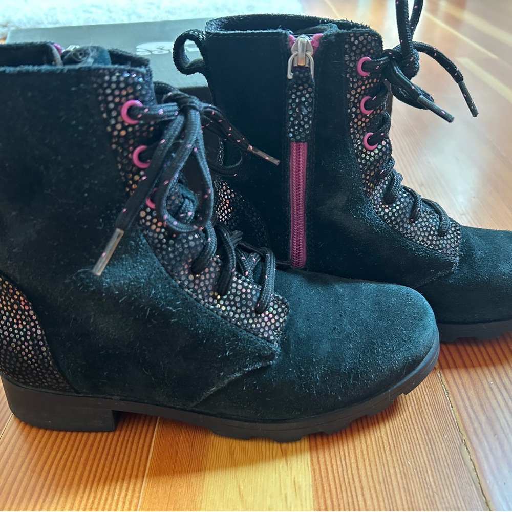 Sorel Youth Emelie Lace boot, black, bright lavender, size 4.